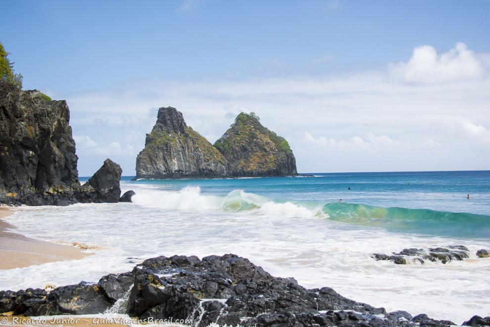 Imagem das ondas batendo nas areias da Praia Cacimba do Padre.